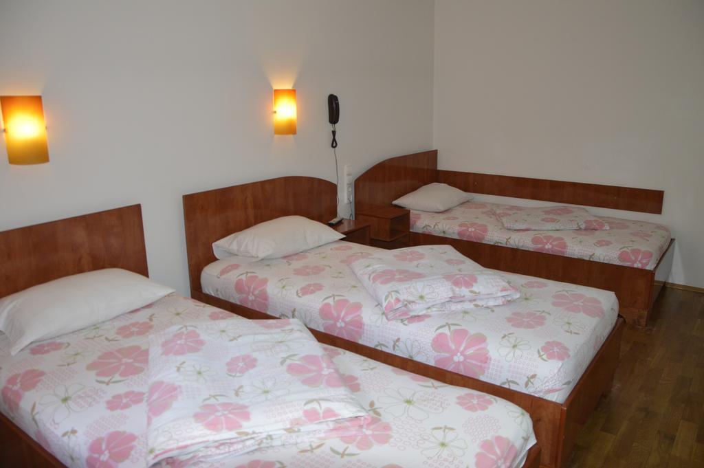Motel Buti Sighetu Marmaţiei Værelse billede